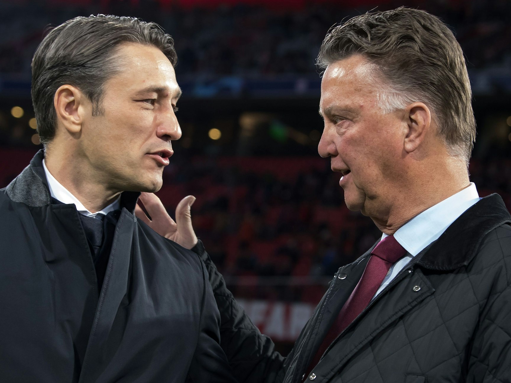 Niko Kovac und Louis van Gaal begrüßen sich.
