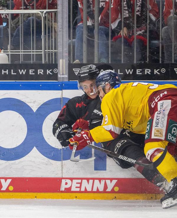 Kölner Haie gegen die Düsseldorfer EG in der Lanxess-Arena: Jan Luca Sennhenn im Duell mit Victor Svensson aus Düsseldorf.