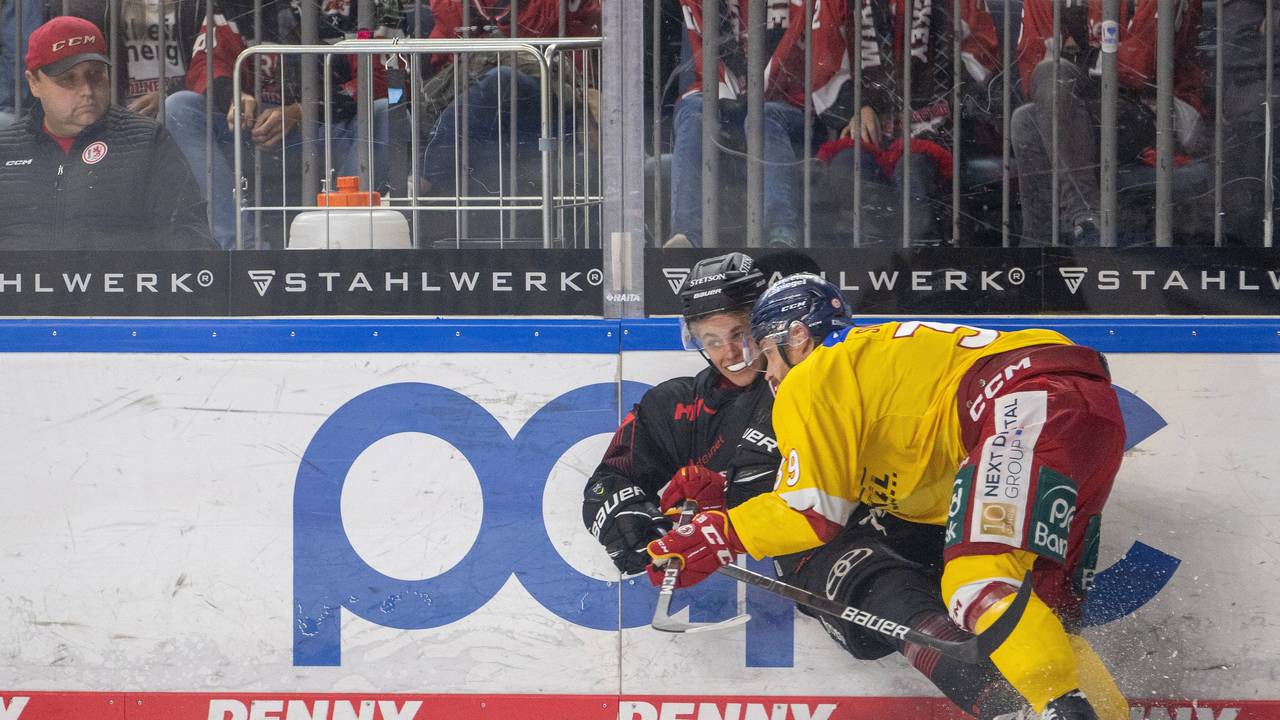 Kölner Haie gegen die Düsseldorfer EG in der Lanxess-Arena: Jan Luca Sennhenn im Duell mit Victor Svensson aus Düsseldorf.