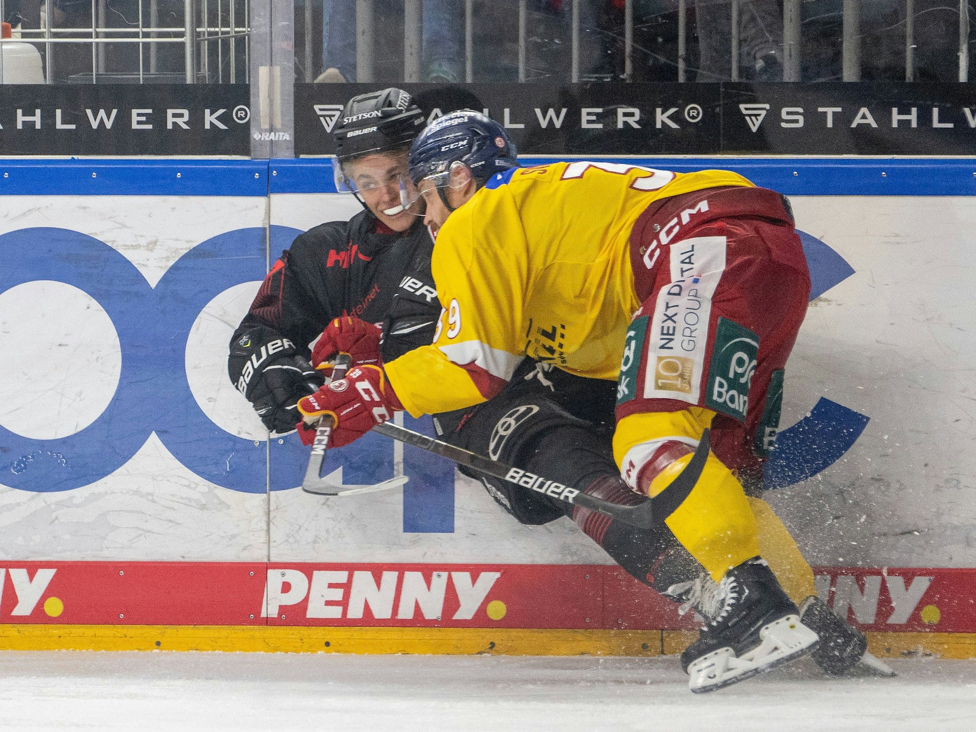 Kölner Haie gegen die Düsseldorfer EG in der Lanxess-Arena: Jan Luca Sennhenn im Duell mit Victor Svensson aus Düsseldorf.