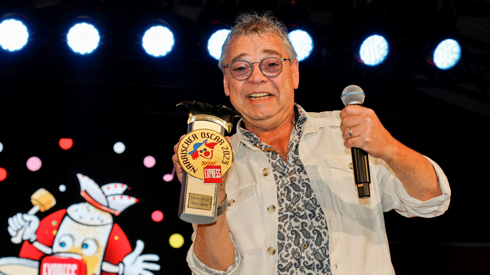 Micky Brühl mit dem Närrischen Oscar.