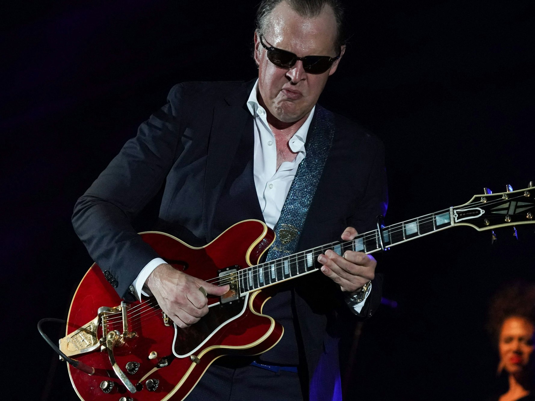 Joe Bonamassa mit Gitarre auf der Bühne.