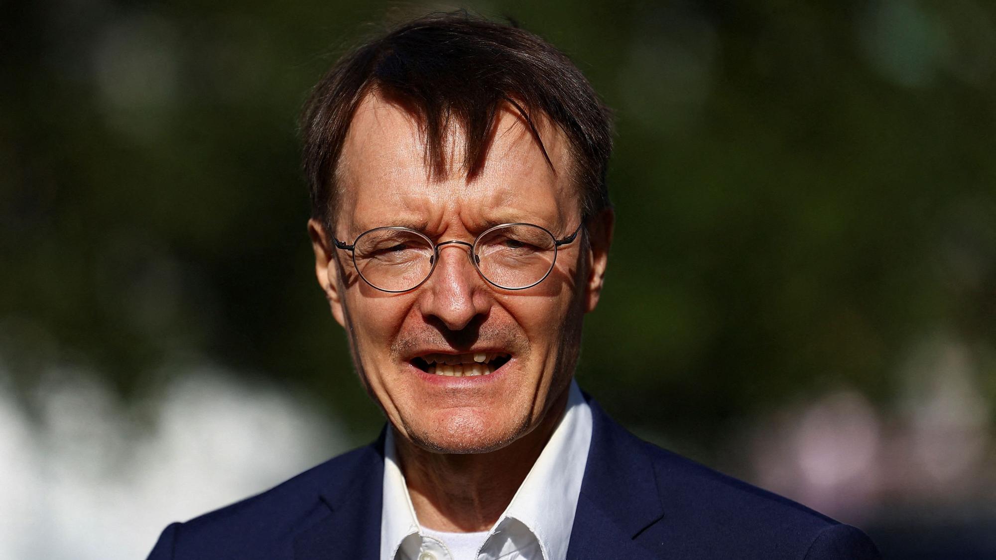 Gesundheitsminister Karl Lauterbach (SPD) Mitte September 2023 in einem Militärkrankenhaus in Berlin: Erneut sorgte ein Post von Lauterbach für jede Menge Hetze und Beschimpfung.