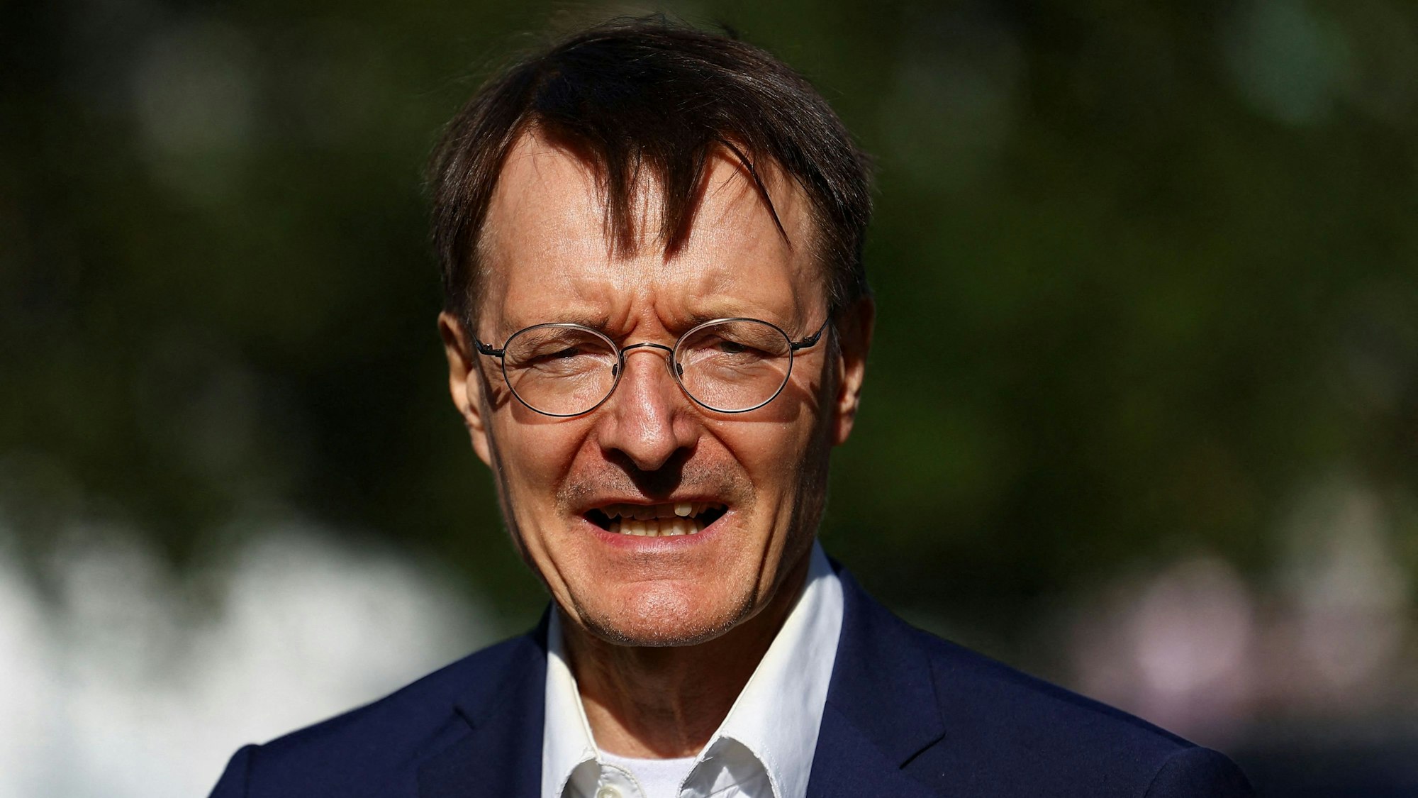 Gesundheitsminister Karl Lauterbach (SPD) Mitte September 2023 in einem Militärkrankenhaus in Berlin: Erneut sorgte ein Post von Lauterbach für jede Menge Hetze und Beschimpfung.