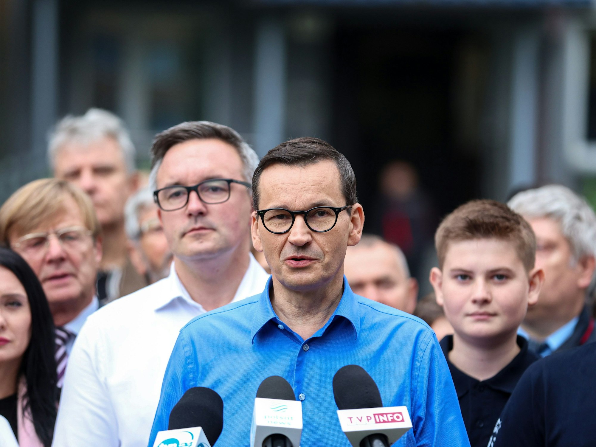 Mateusz Morawiecki, Ministerpräsident von Polen, spricht während eines Treffens der Regierungspartei Recht und Gerechtigkeit (PiS) am 23. September mit Anwohnerinnen und Anwohnern.