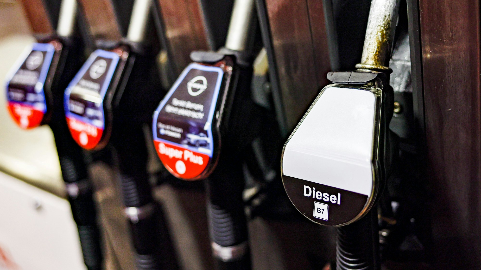 Droht bald der Preis-Schock? Wegen einer Entscheidung aus Russland könnte Tanken für uns bald richtig teuer werden.