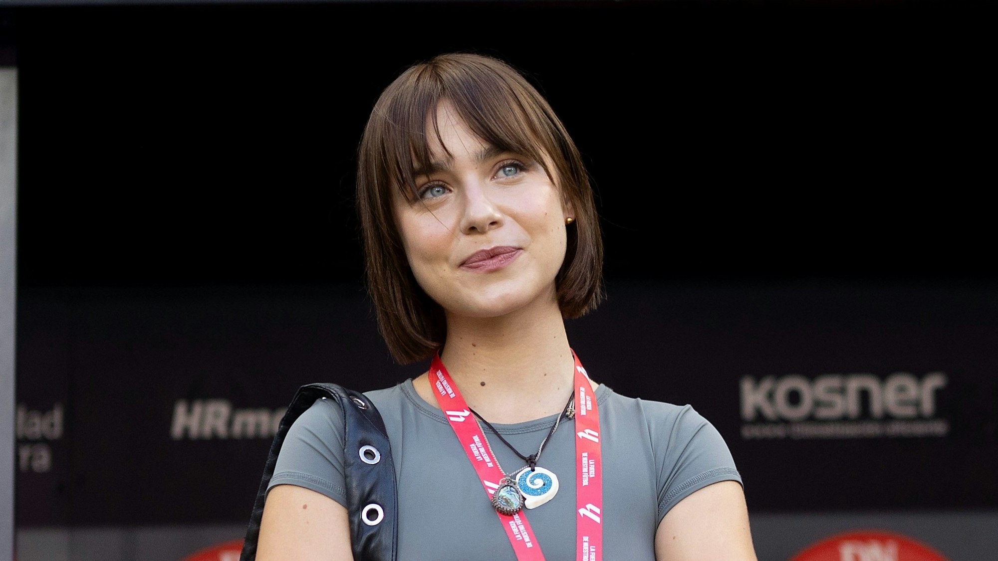 Die durch Netflix bekannte Schauspielerin Clara Galle schaut bei ihrem Stadionbesuch bei CA Osasuna lächelnd Richtung Rasen.