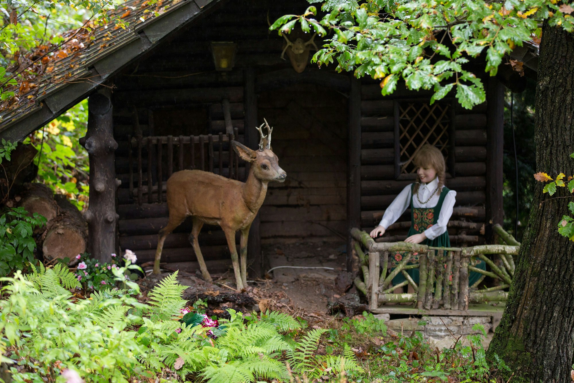 Eine Märchenszene wird durch Figuren in einem Holzhäuschen nachgestellt.