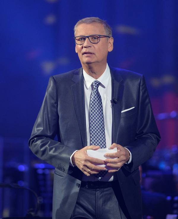 Günther Jauch moderiert in der Metropolis-Halle beim Festakt zum 30. Jahrestag der Deutschen Einheit auf der Bühne eine Talkrunde.