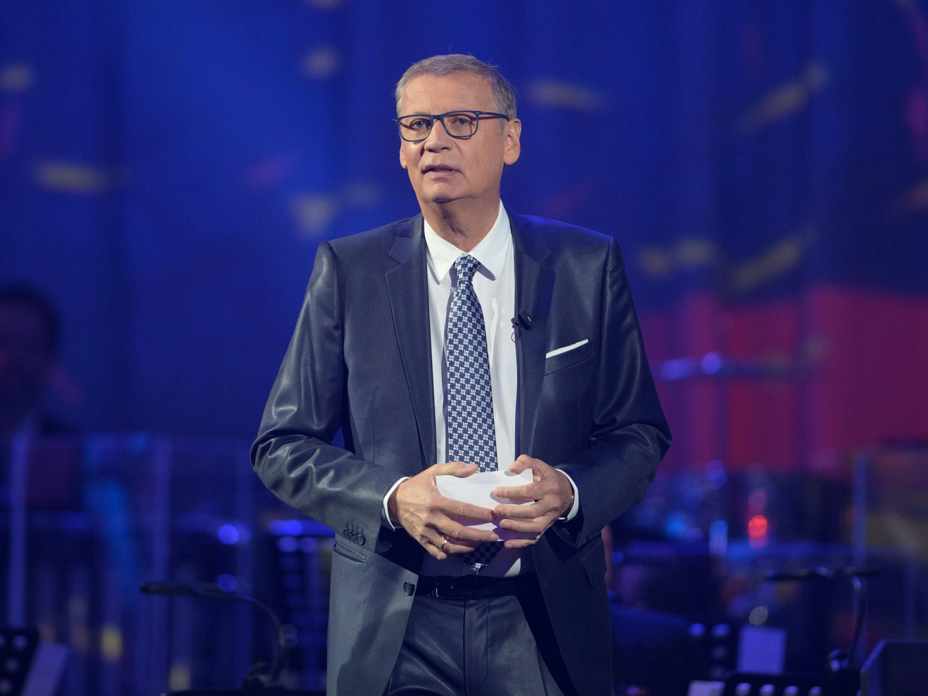 Günther Jauch moderiert in der Metropolis-Halle beim Festakt zum 30. Jahrestag der Deutschen Einheit auf der Bühne eine Talkrunde.