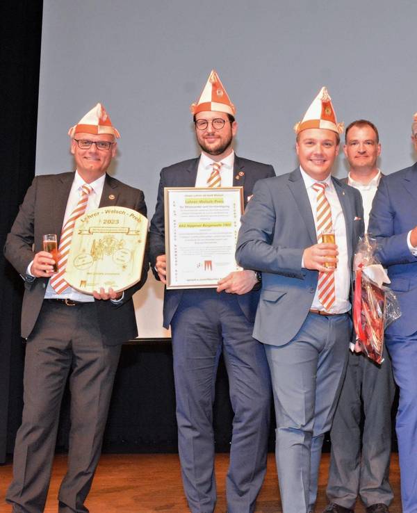 Mitglieder der Nippeser Bürgerwehr stehen auf der Bühne.