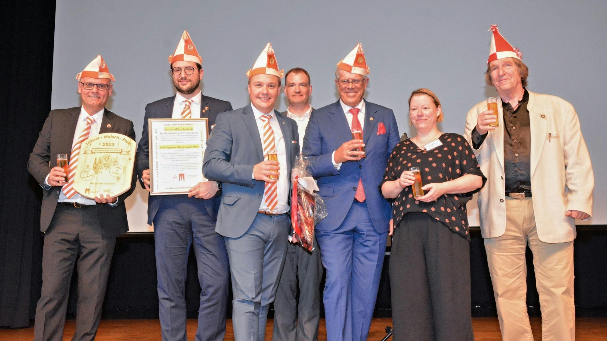 Mitglieder der Nippeser Bürgerwehr stehen auf der Bühne.