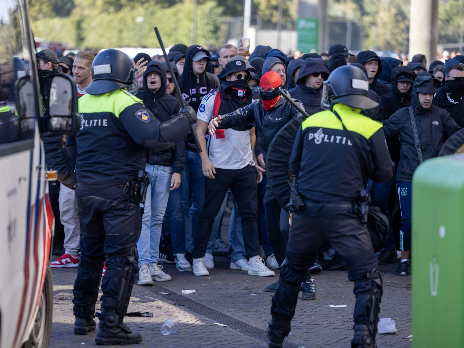 Hooligans stehen der Polizei in Amsterdam gegenüber.