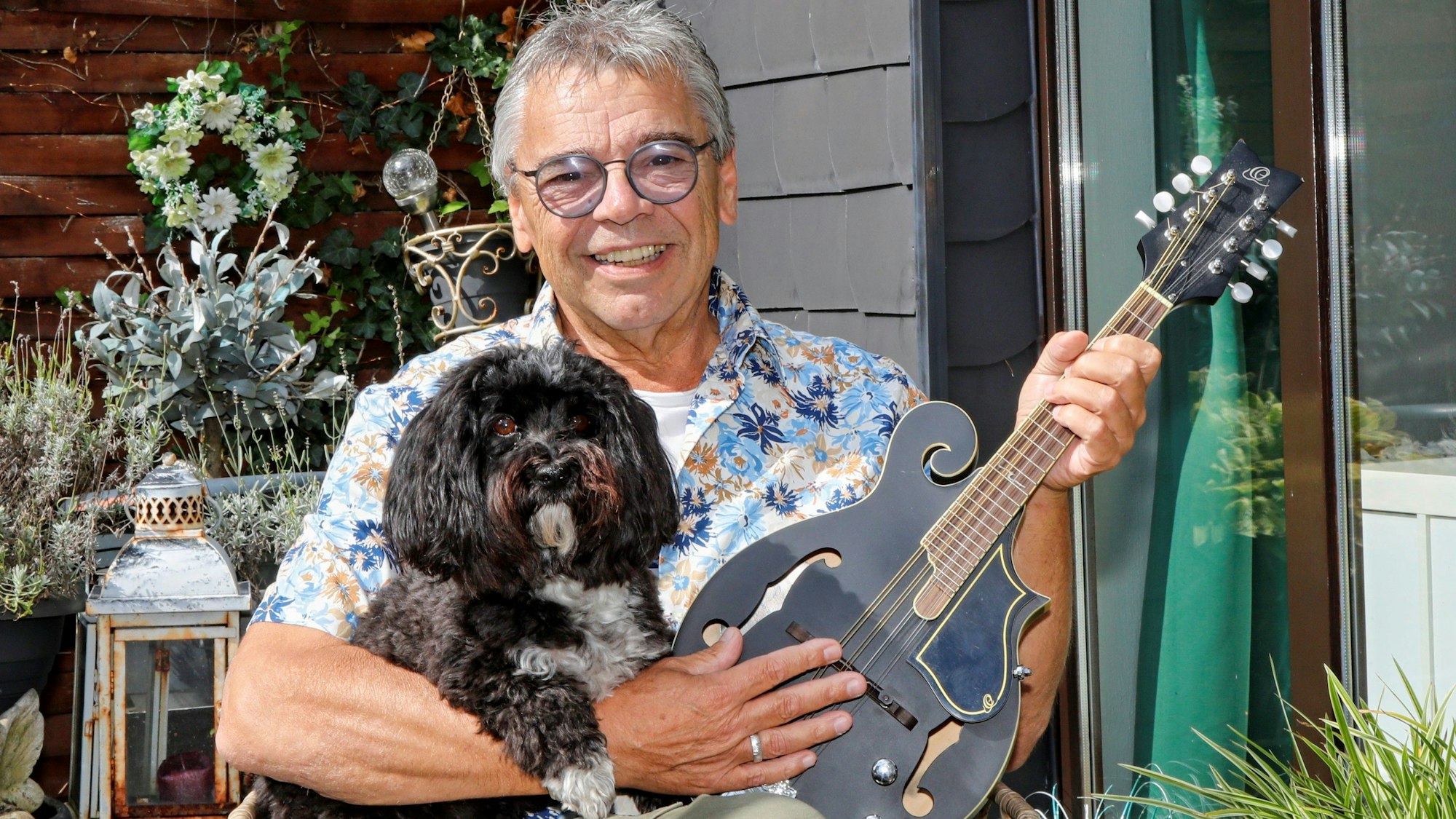 Micky Brühl sitzt auf seiner Terrasse.