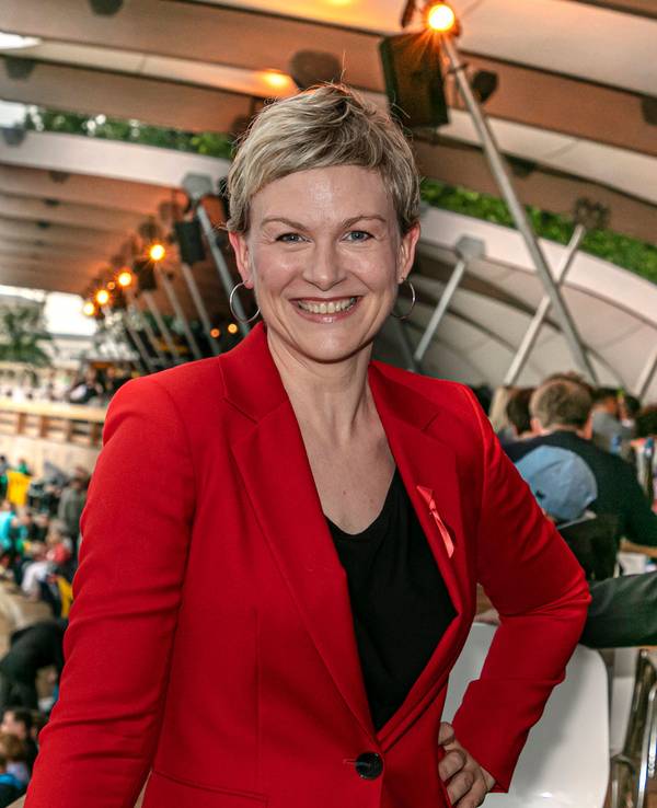 Karen Heinrichs posiert im roten Blazer für ein Foto.