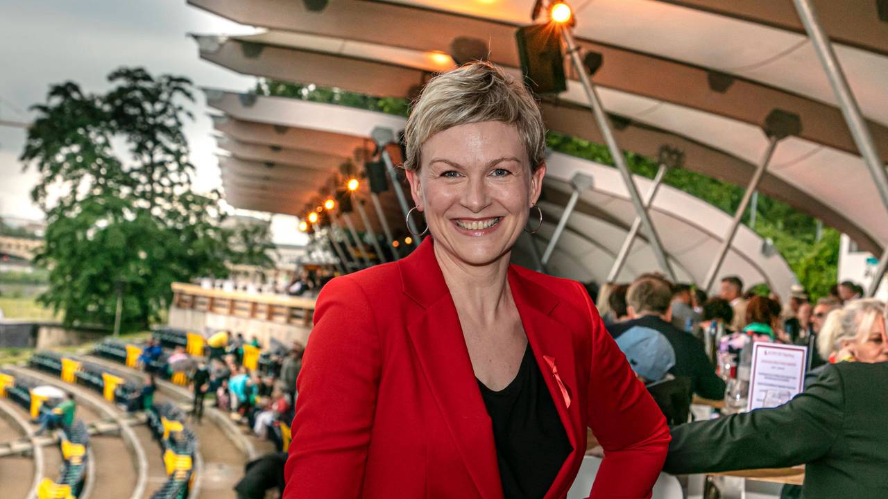 Karen Heinrichs posiert im roten Blazer für ein Foto.
