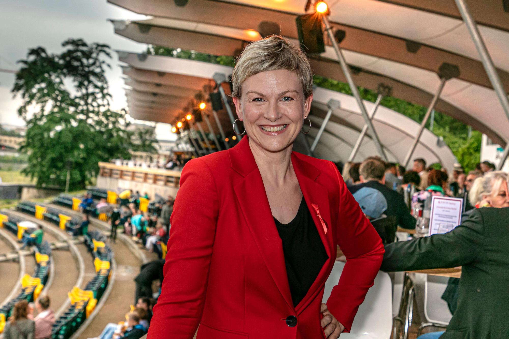 Karen Heinrichs posiert im roten Blazer für ein Foto.