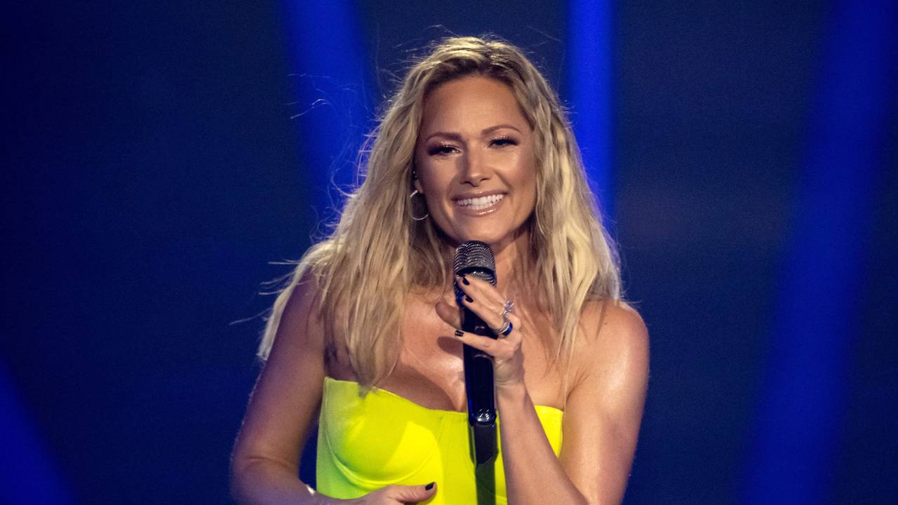 Die deutsche Schlagersängerin Helene Fischer steht in der Fernsehshow «Das große Schlagerjubiläum 2022» auf der Bühne. (zu dpa "Verschobene Tour startet - Superstar Helene Fischer in Hamburg") +++ dpa-Bildfunk +++