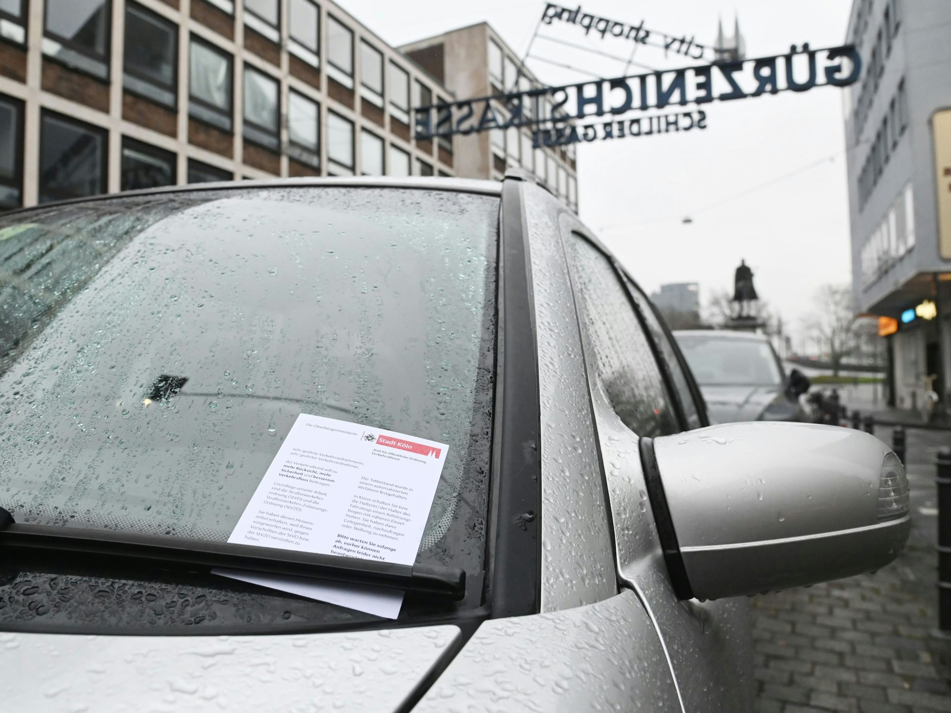 Ein Auto auf der Gürzenichstraße hat ein Knöllchen bekommen.