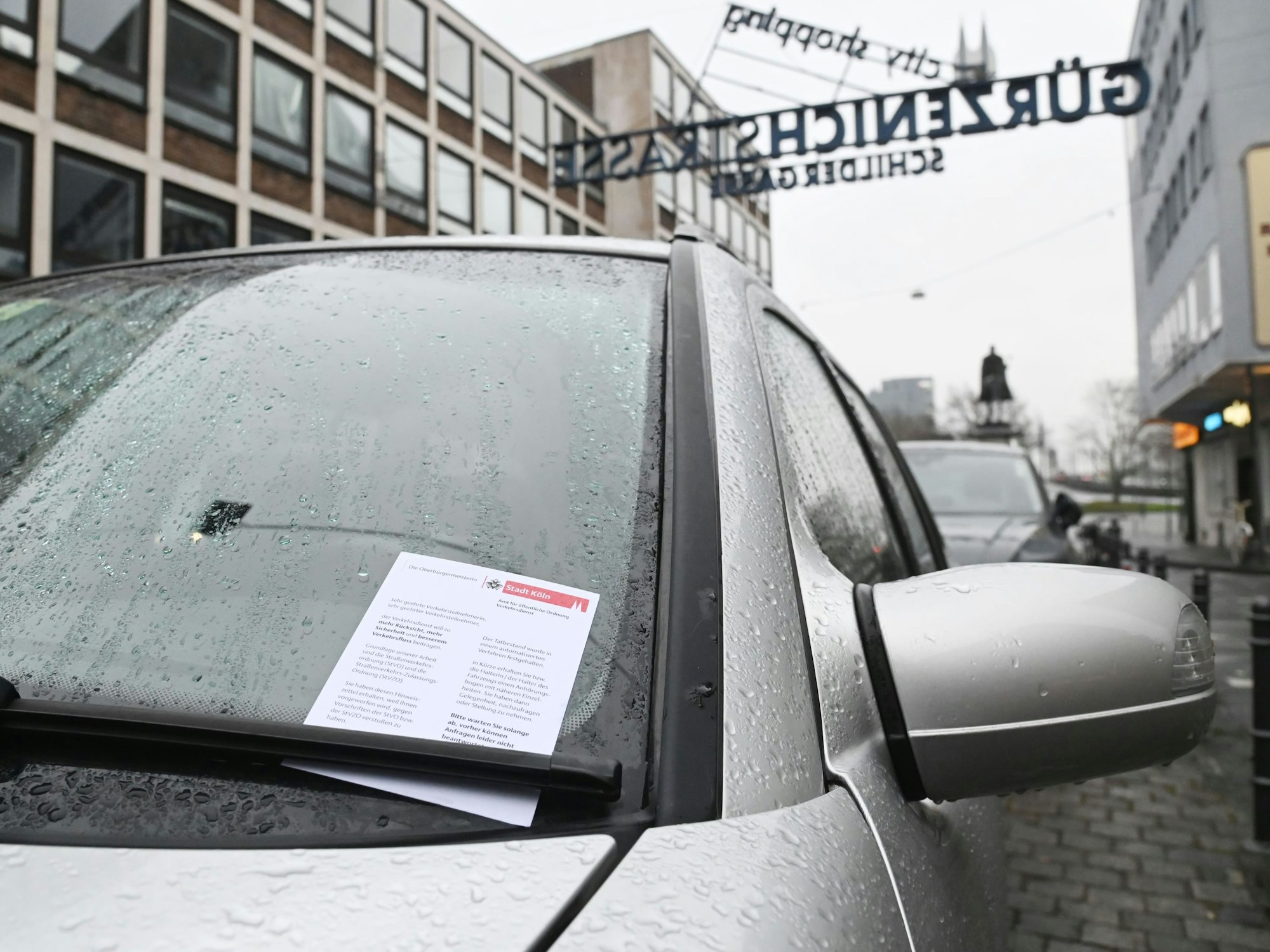 Ein Auto auf der Gürzenichstraße hat ein Knöllchen bekommen.