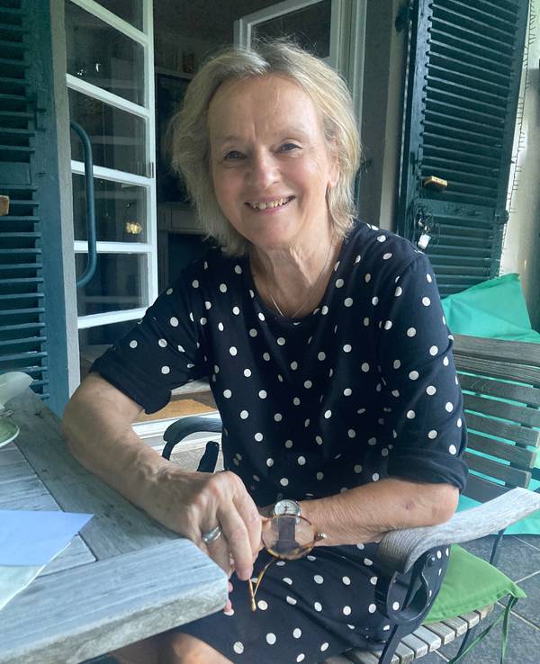 Elke Heidenreich sitzt in ihrem Garten.