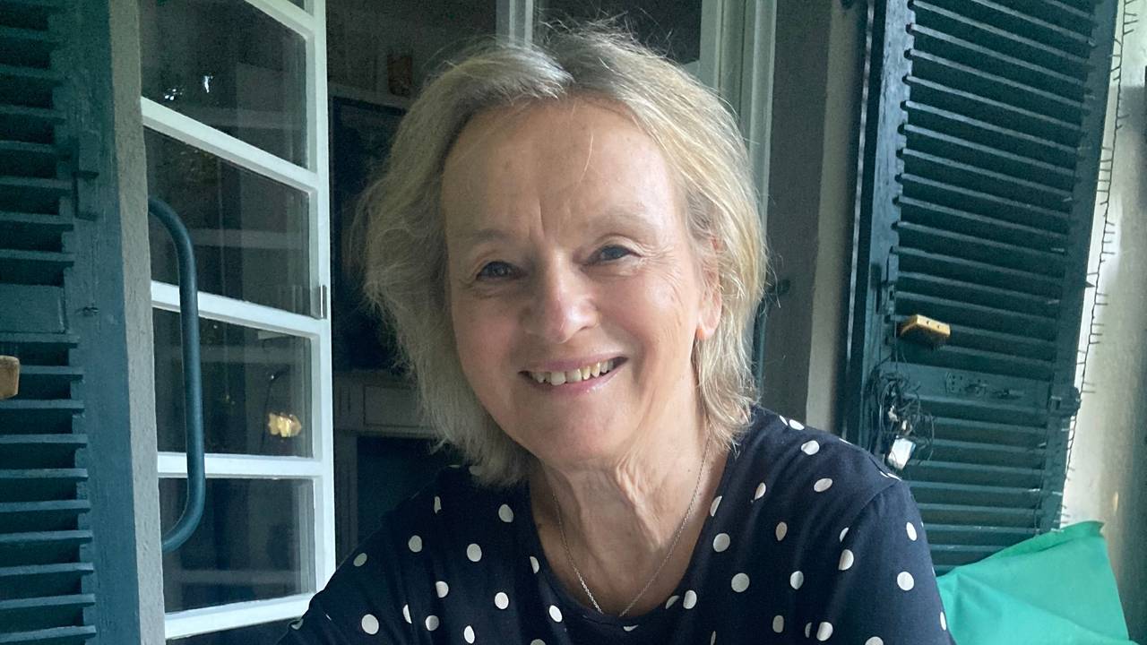 Elke Heidenreich sitzt in ihrem Garten.