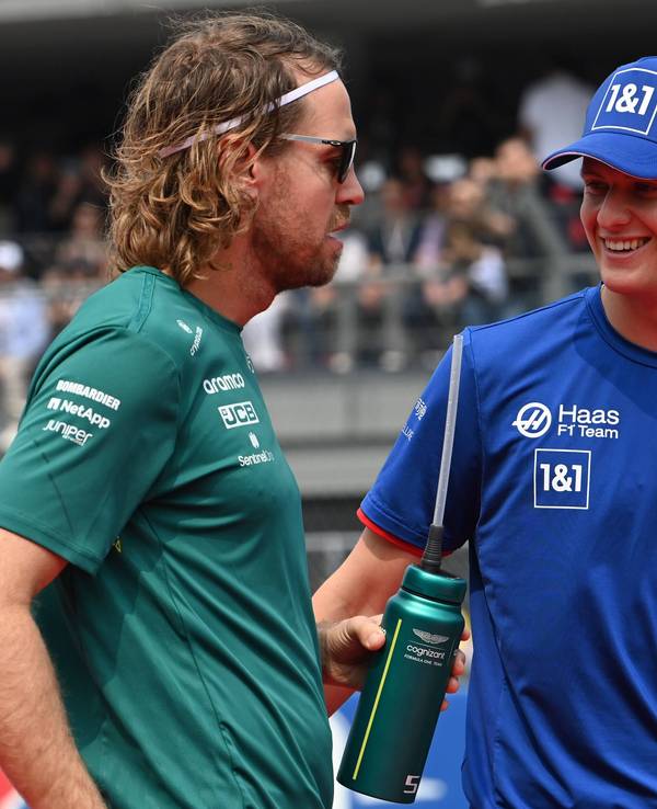 Sebastian Vettel und Mick Schumacher sprechen vor dem Rennen der Formel 1 in Mexiko.
