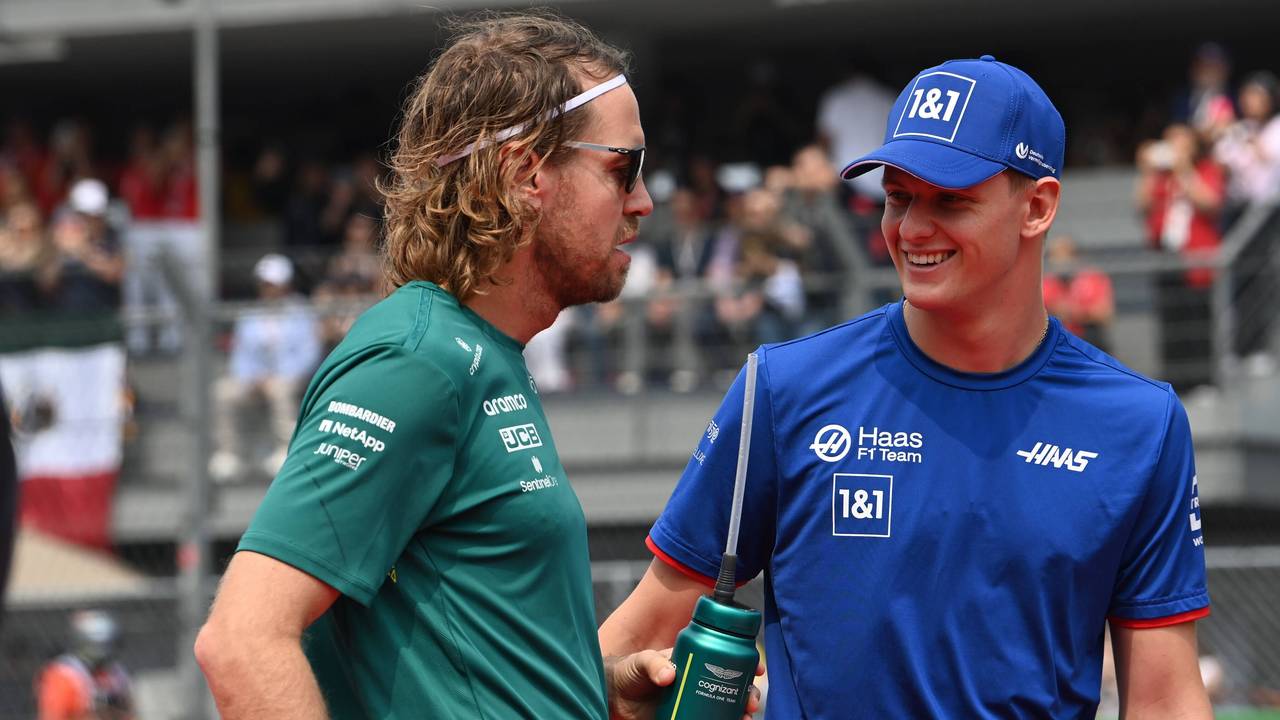 Sebastian Vettel und Mick Schumacher sprechen vor dem Rennen der Formel 1 in Mexiko.