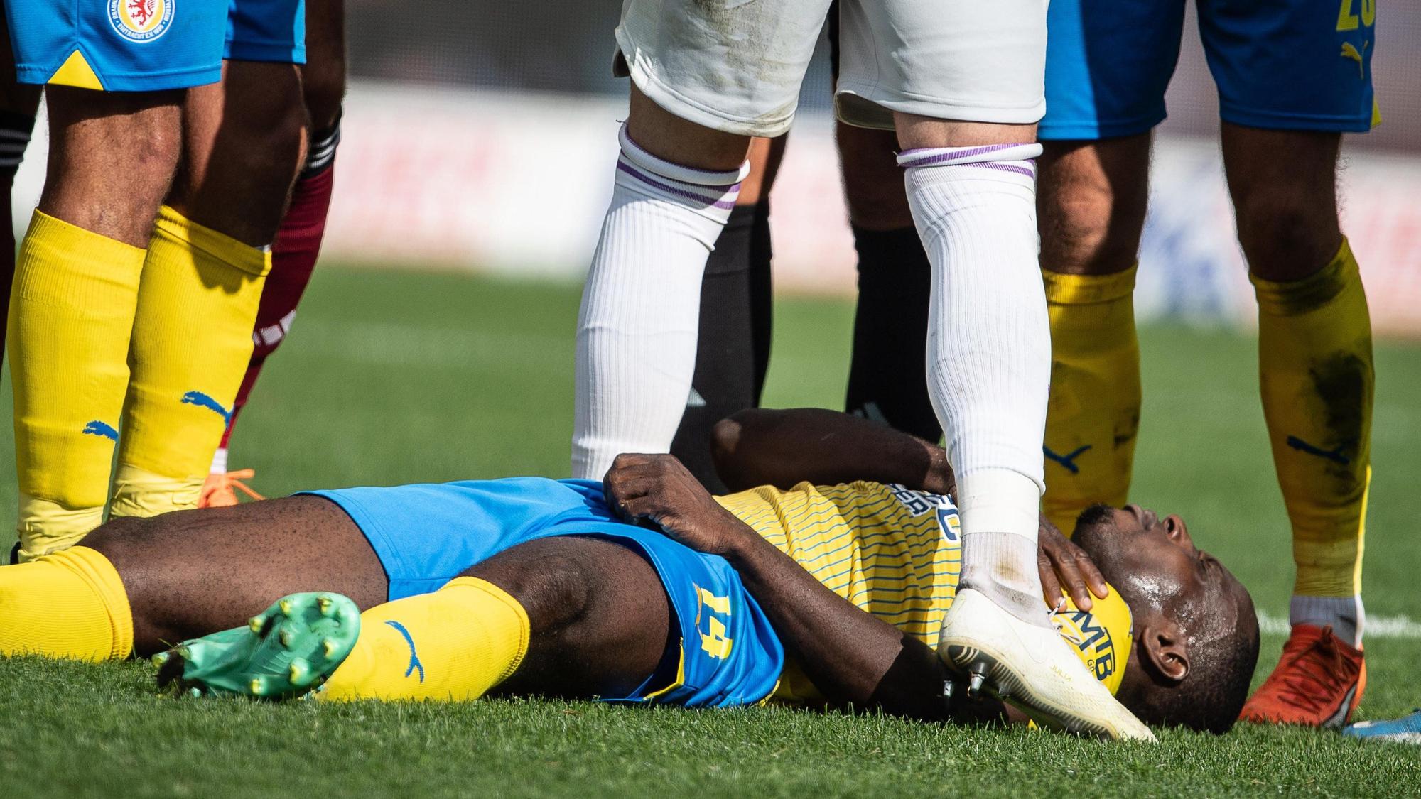2. Bundesliga, Eintracht Braunschweig gegen 1. FC Nürnberg: Anthony Ujah liegt verletzt am Boden.