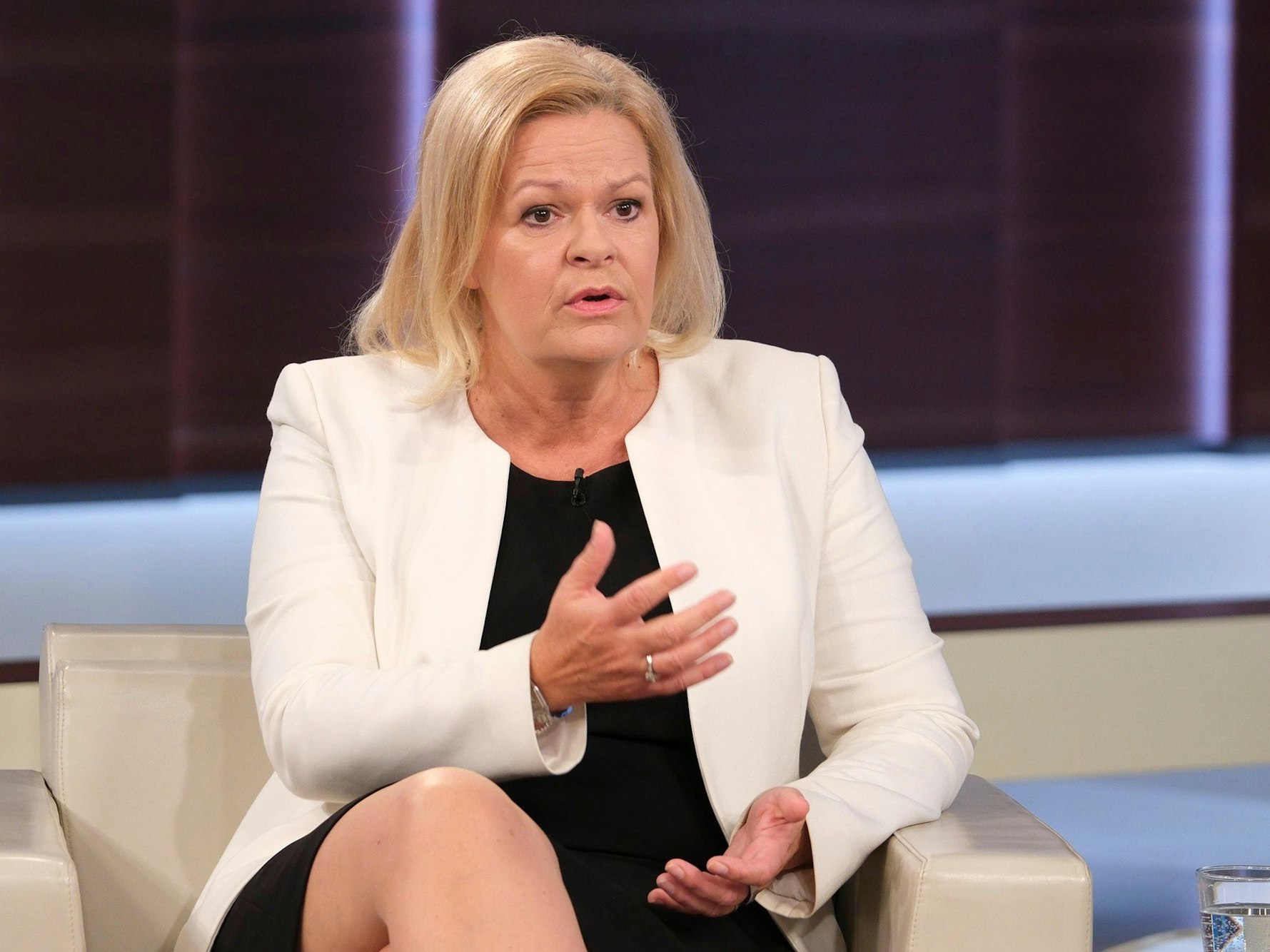 Bundesinnenministerin Nancy Faeser (SPD) während der ARD-Sendung „Anne Will“ am Sonntagabend: Faeser hat den Vorschlag einer jährlichen Obergrenze für Geflüchtete in Deutschland von CSU-Chef Söder abgelehnt.