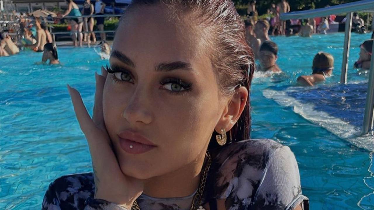 Carina Nagel posiert im Pool.