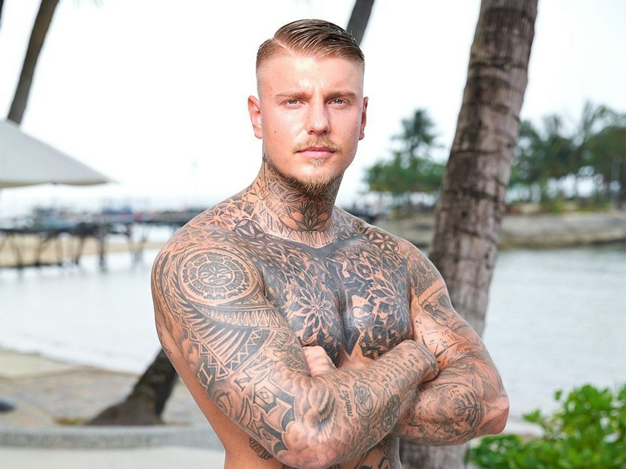 Paco Herb posiert oberkörperfrei für ein Foto.