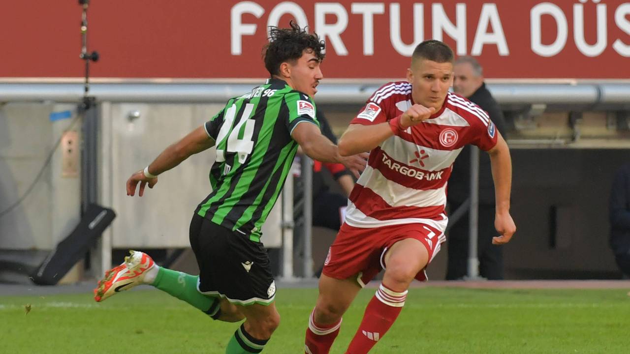 Fortuna Düsseldorfs Christos Tzolis im Zweikampf mit Hannovers Antonio Foti.