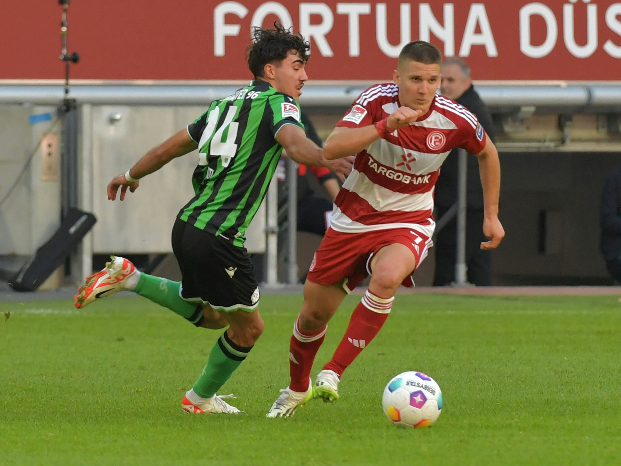 Fortuna Düsseldorfs Christos Tzolis im Zweikampf mit Hannovers Antonio Foti.