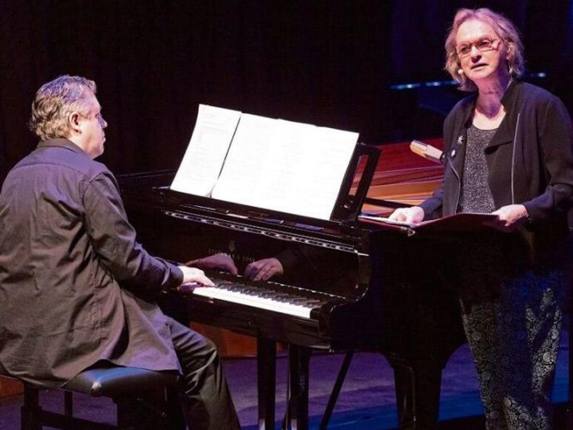 Die Schriftstellerin Elke Heidenreich und der Musiker Marc-Aurel Floros am Flügel bei der lit. Cologne Gala 2023.