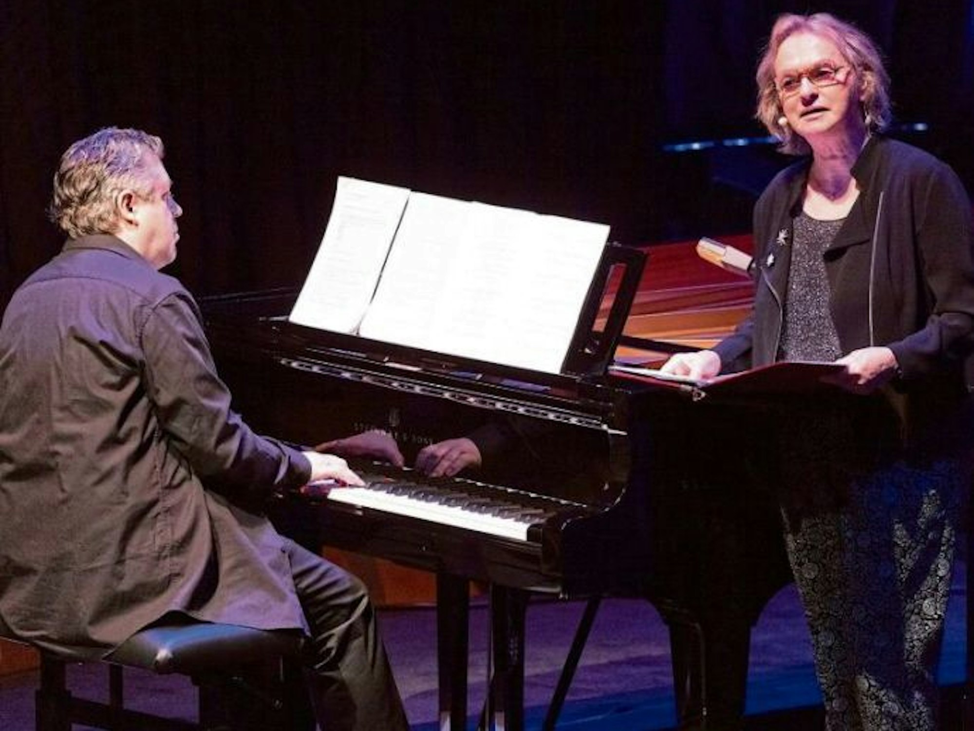 Die Schriftstellerin Elke Heidenreich und der Musiker Marc-Aurel Floros am Flügel bei der lit. Cologne Gala 2023.
