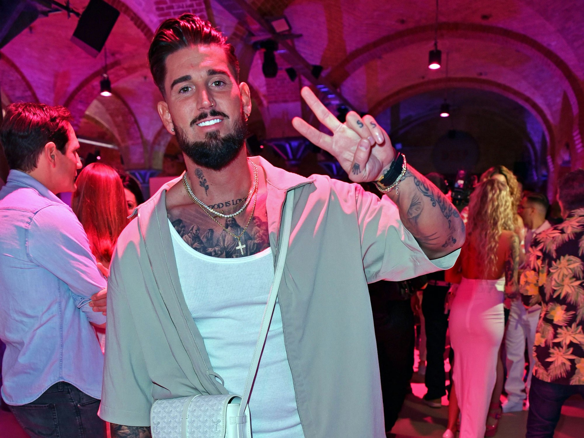 Mike Heiter zeigt das Peace-Zeichen in die Kamera.