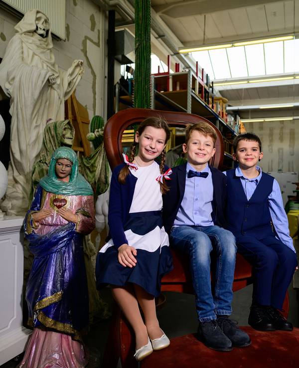 Das designierte Kölner Kinderdreigestirn der Session 2024: Jungfrau Benedikta, Prinz Julius und Bauer Severin.