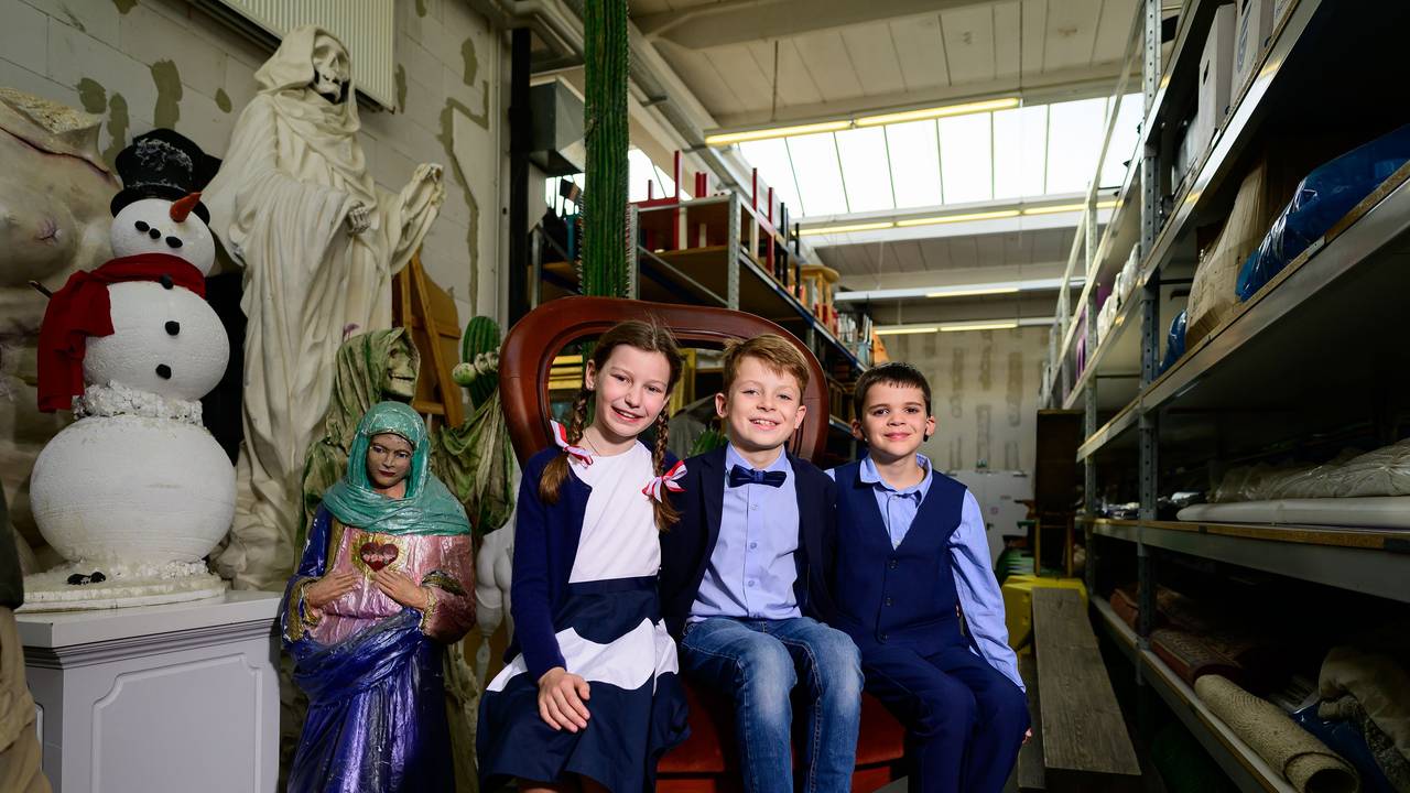 Das designierte Kölner Kinderdreigestirn der Session 2024: Jungfrau Benedikta, Prinz Julius und Bauer Severin.