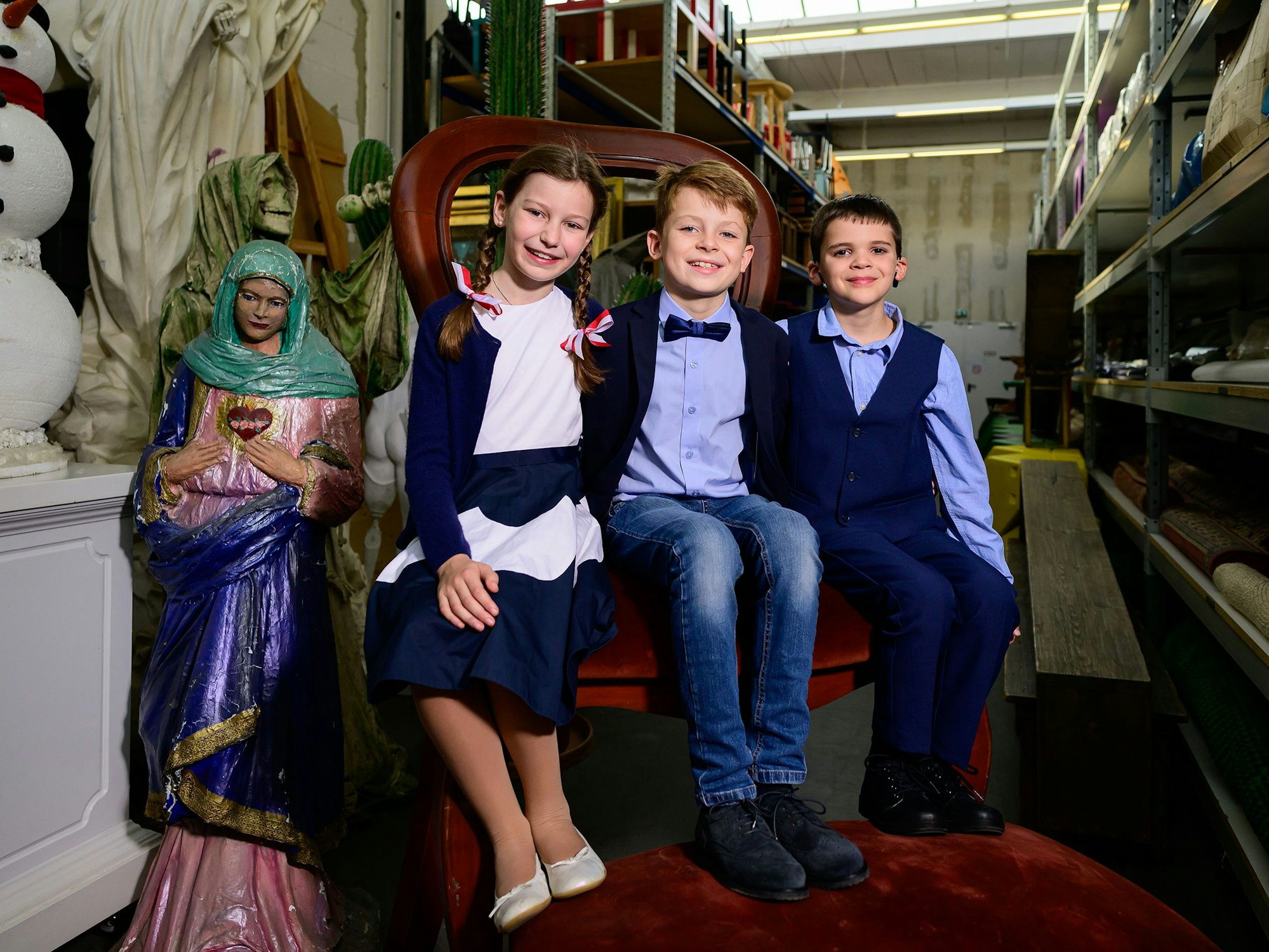 Das designierte Kölner Kinderdreigestirn der Session 2024: Jungfrau Benedikta, Prinz Julius und Bauer Severin.