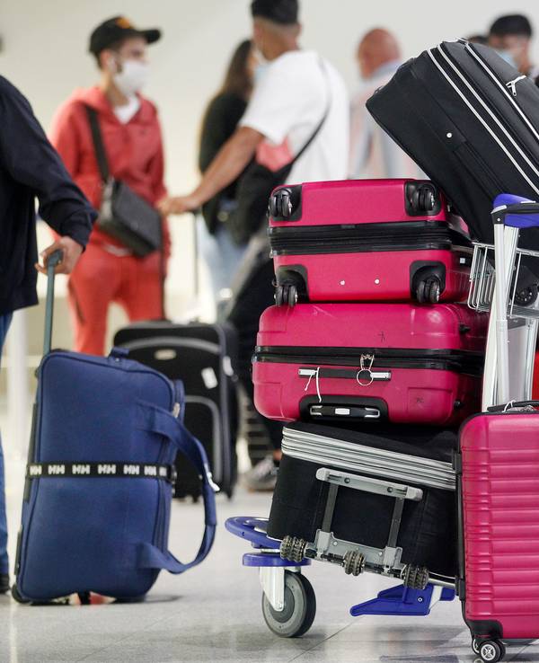 Eine Airline will nun, dass die Reisenden ohne Kleidung in den Fliegen einsteigen. Fluggäste warten in unserem Archivbild (2020) am Düsseldorfer Flughafen.