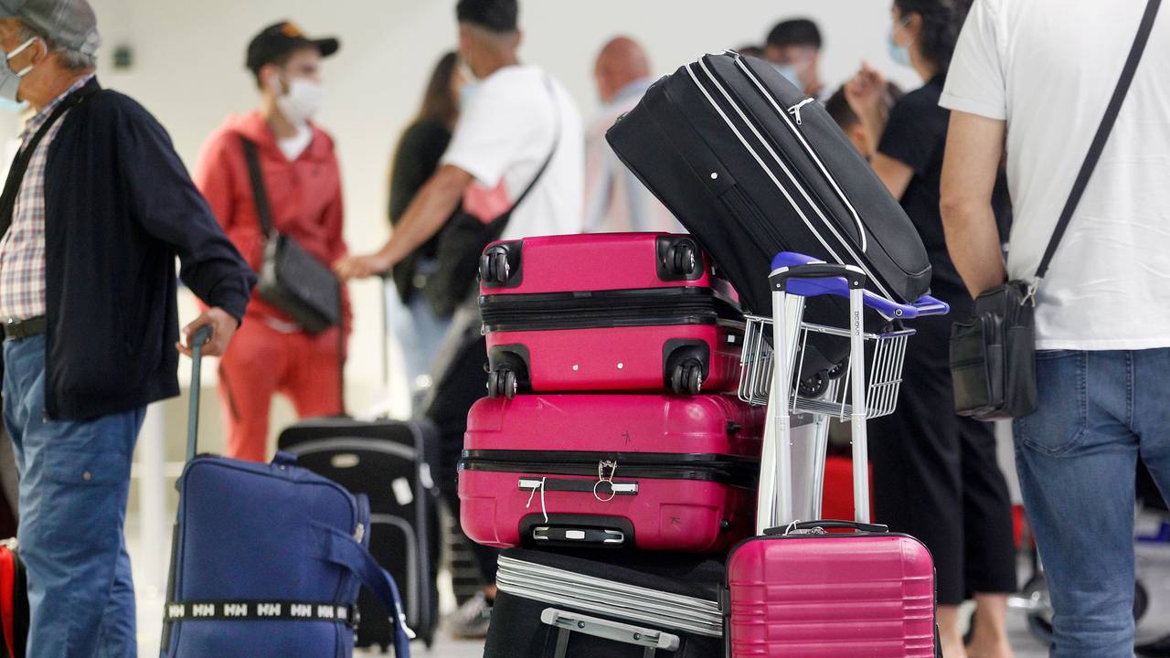 Eine Airline will nun, dass die Reisenden ohne Kleidung in den Fliegen einsteigen. Fluggäste warten in unserem Archivbild (2020) am Düsseldorfer Flughafen.