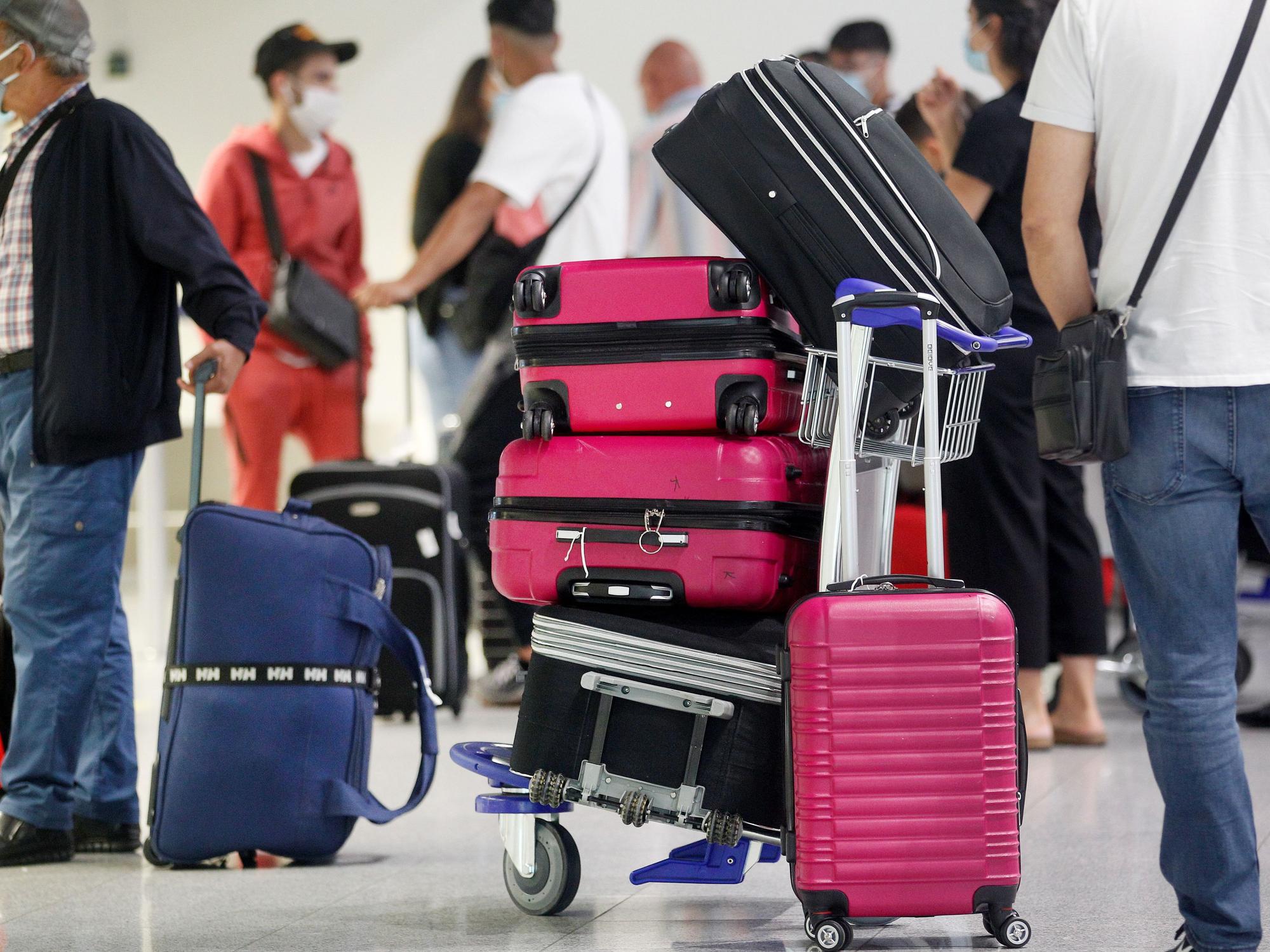 Eine Airline will nun, dass die Reisenden ohne Kleidung in den Fliegen einsteigen. Fluggäste warten in unserem Archivbild (2020) am Düsseldorfer Flughafen.