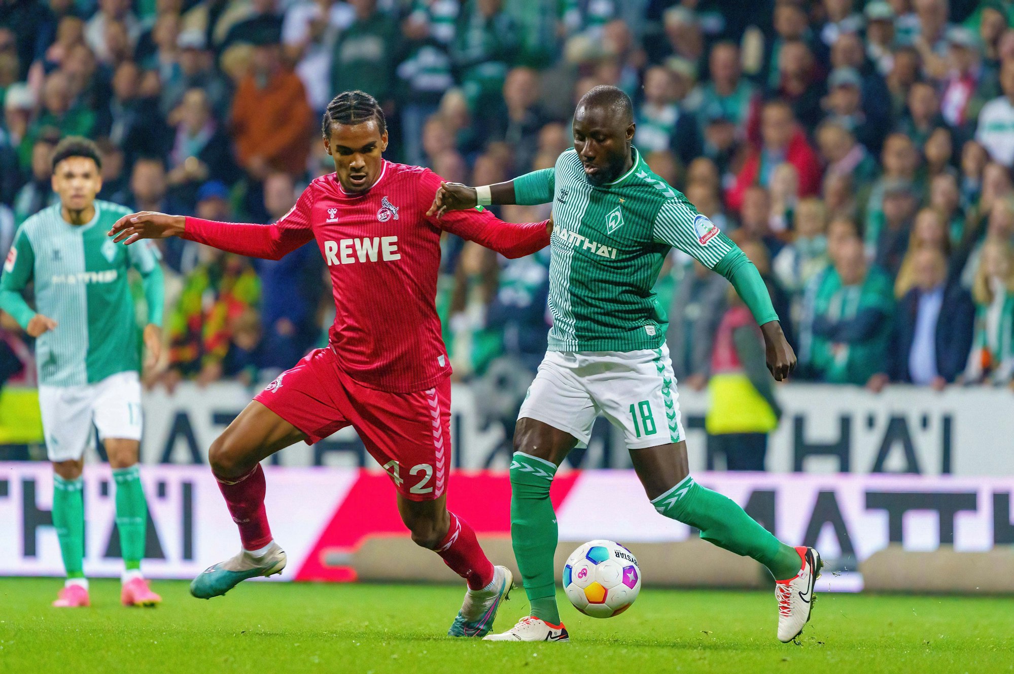 Damion Downs im Zweikampf mit Naby Keita.