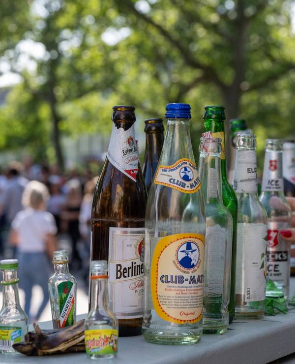 Leere Getränkeflaschen stehen am Straßenrand.