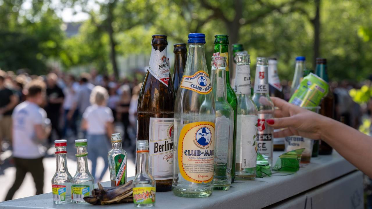 Leere Getränkeflaschen stehen am Straßenrand.