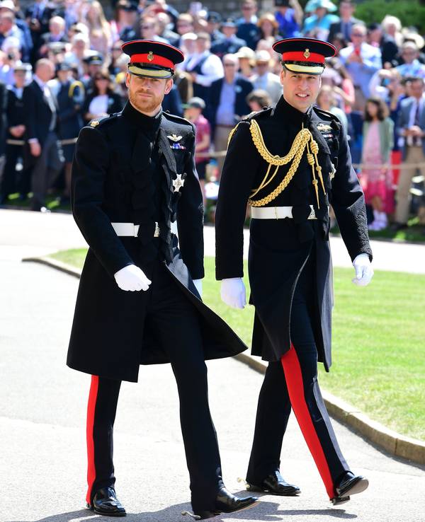 Prinz Harry (l.) und Prinz William laufen.