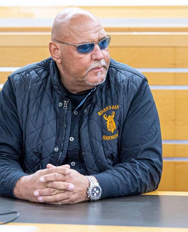 Der frühere Rocker-Boss Frank Hanebuth sitzt am 10. November 2022 in einem Berufungsverfahren in einem Gerichtssaal des Landgerichts in Hannover.
