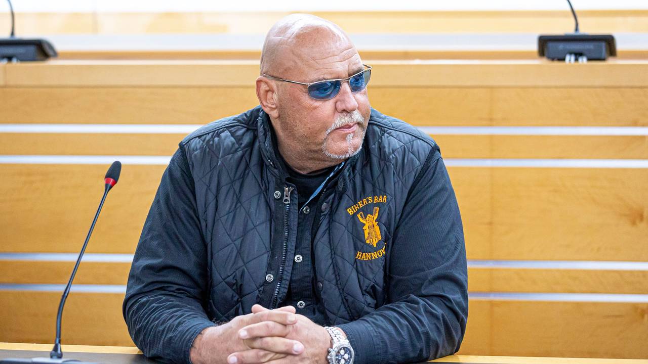 Der frühere Rocker-Boss Frank Hanebuth sitzt am 10. November 2022 in einem Berufungsverfahren in einem Gerichtssaal des Landgerichts in Hannover.