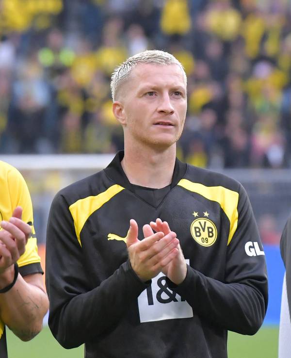 Julian Brandt und Marco Reus applaudieren den eigenen Fans.